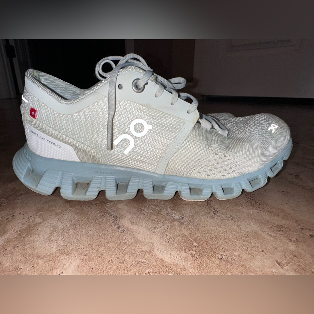 On Running Women's Light Gray Athletic Shoes